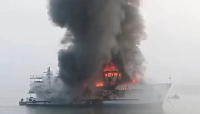 সেন্ট মার্টিনগামী জাহাজে আগুন