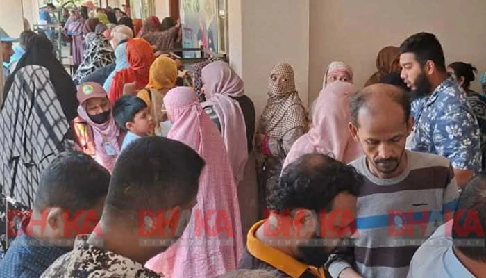 দুপুরের পর কেন্দ্রে কেন্দ্রে ভোটারের দীর্ঘ সারি