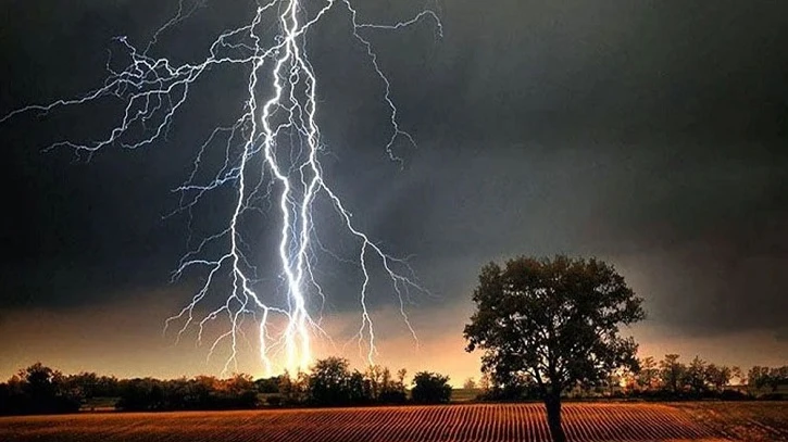 সারাদেশে বজ্রপাতে ১৩ জনের মৃত্যু