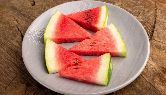 রাতে তরমুজ খাওয়া কি ক্ষতিকর?