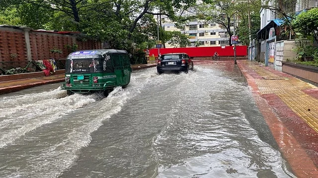 ভোরে তুমুল বৃষ্টি, ঢাকার রাস্তায় পানি