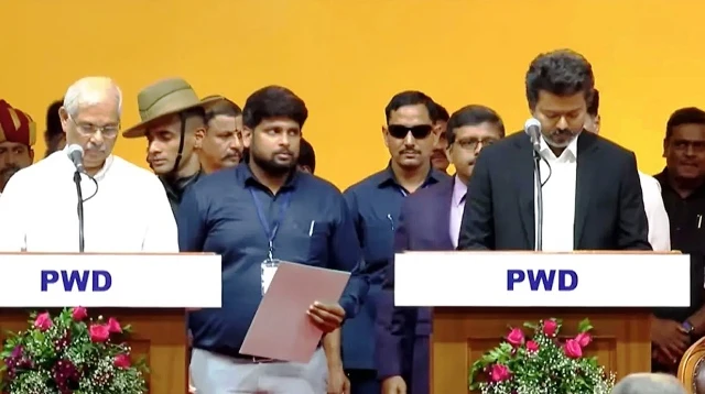 মুখ্যমন্ত্রীর শপথ নিলেন বিজয়