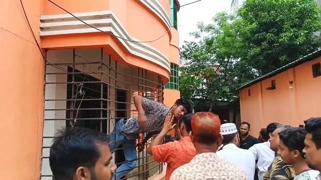 কুমিল্লায় গ্রিলে আটকে গেল চোর, ভিডিও ভাইরাল