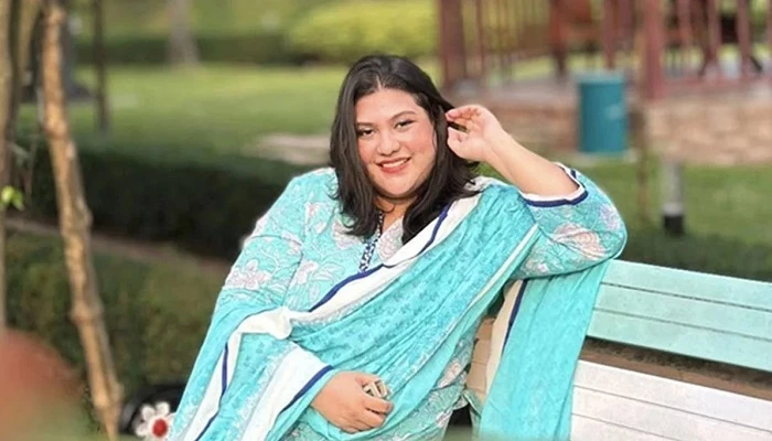 ভারতে নেয়া হলো কারিনাকে