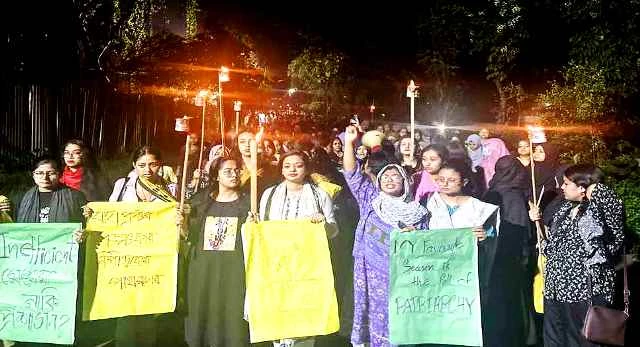 ছাত্রীকে ধর্ষণ চেষ্টার প্রতিবাদে বিক্ষোভে উত্তাল জাবি