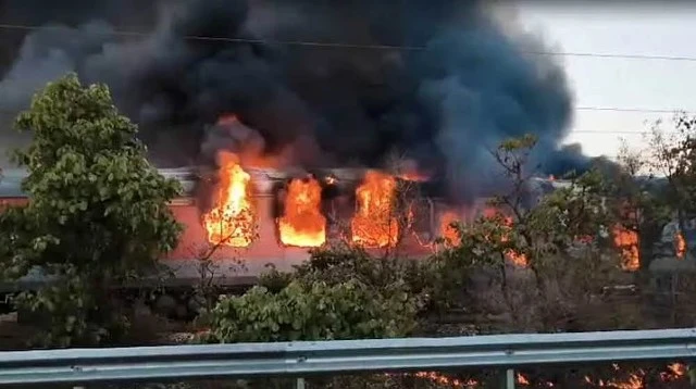 ভারতে চলন্ত ট্রেনে ভয়াবহ আগুন, ৬৮ যাত্রী উদ্ধার
