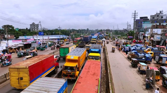 ঢাকা-চট্টগ্রাম মহাসড়কে ১৭ কিমি তীব্র যানজট