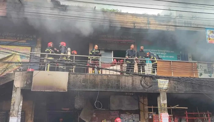 বিজয় সরণির বাজারের আগুন নিয়ন্ত্রণে
