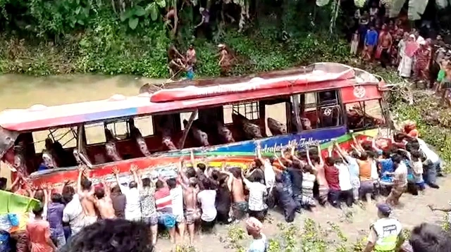 কুষ্টিয়ায় বাস-ট্রাকের সংঘর্ষ, ৫ জনের প্রাণহানী