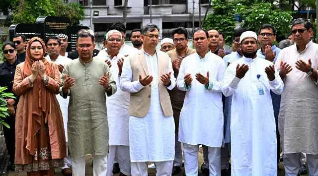 বিডিআর বিদ্রোহে নিহত সেনা কর্মকর্তাদের কবর জিয়ারত প্রধানমন্ত্রীর