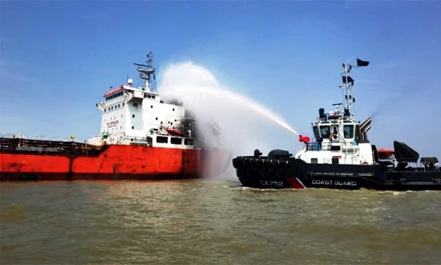 চট্টগ্রাম বন্দরে তেলবাহী জাহাজে আগুন