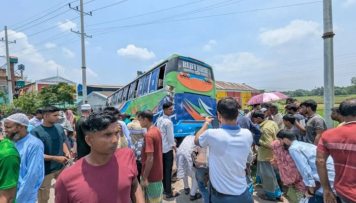 নেত্রকোণায় বাসচাপায় মা ও দুই মেয়ে নিহত