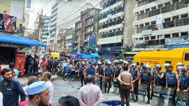 ইসলামী ব্যাংকের সামনে বিক্ষোভে পুলিশের লাঠিচার্জ