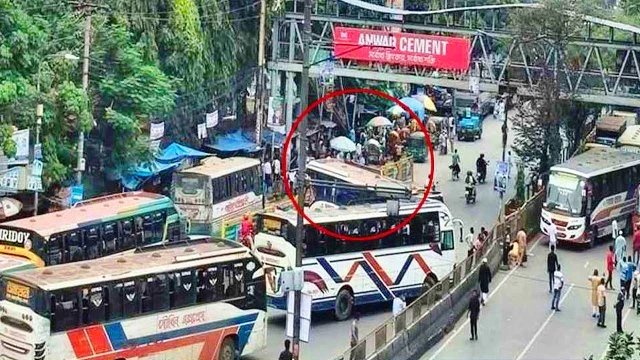 ঢাকার সড়কে বাস উল্টে প্রাণ গেল হেলপারের
