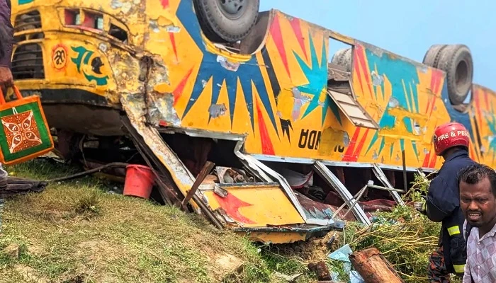 ব্রাহ্মণবাড়িয়ায় বাস উল্টে খাদে, ৪ জনের প্রাণহানী