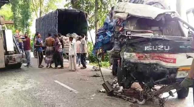 মাদারীপুুরে দুই ট্রাকের সংঘর্ষে প্রাণ গেল একজনের