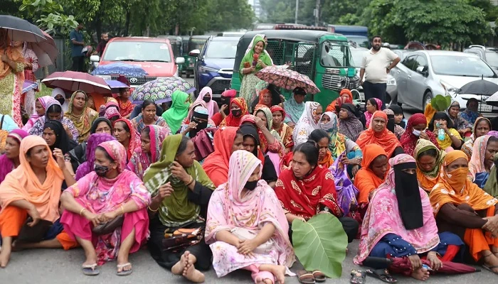 তেজগাঁওয়ে পোশাকশ্রমিকদের সড়ক অবরোধ