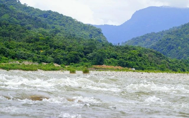 পাহাড়ি ঢলে তলিয়ে গেছে সাদাপাথর, সাময়িক বন্ধ