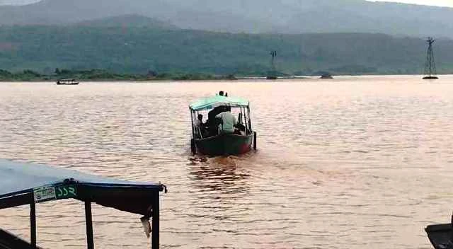 পাহাড়ি ঢলে তলিয়ে গেছে সাদাপাথর, সাময়িক বন্ধ