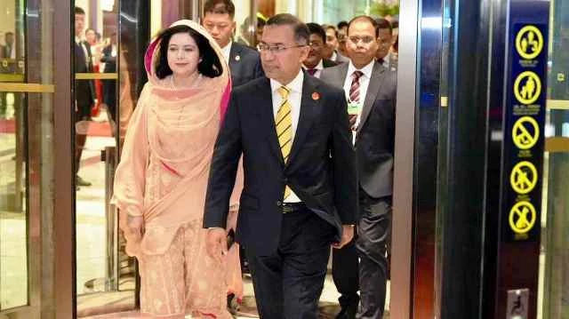 চীনের দালিয়ান থেকে বেইজিংয়ের পথে প্রধানমন্ত্রী