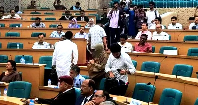 শেখ পরিবারের নামে স্থাপনার নাম পরিবর্তন বিতর্কে সিনেট অধিবেশন বর্জন