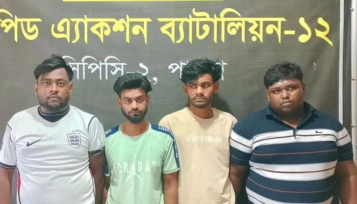 পাবনায় অস্ত্র-গুলিসহ আটক ৪