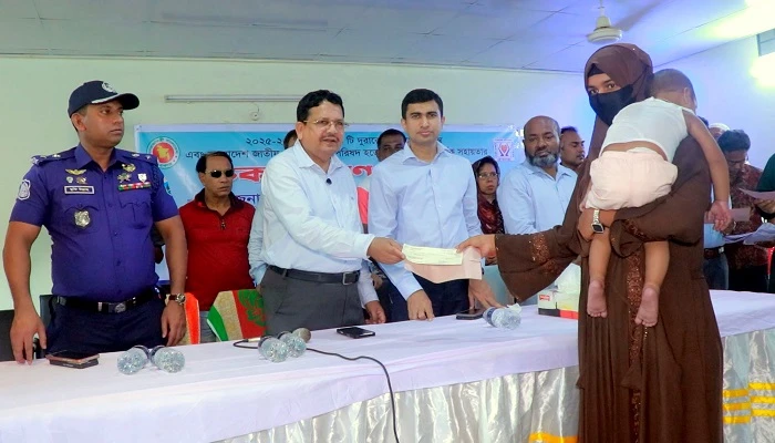 পাবনায় রোগী ও দুস্থদের মাঝে অনুদানের চেক বিতরণ