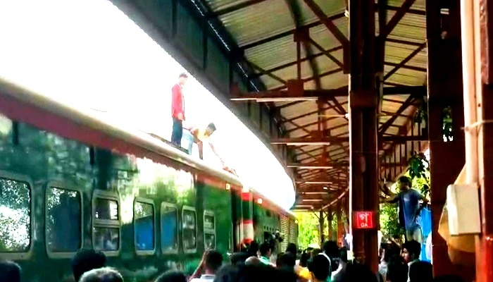 পাবনায় ট্রেনের ছাদে কিশোরের মরদেহ উদ্ধার