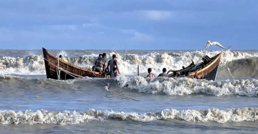 বঙ্গোপসাগরে ডুবল তিন ট্রলার, ১৩ জেলে নিখোঁজ