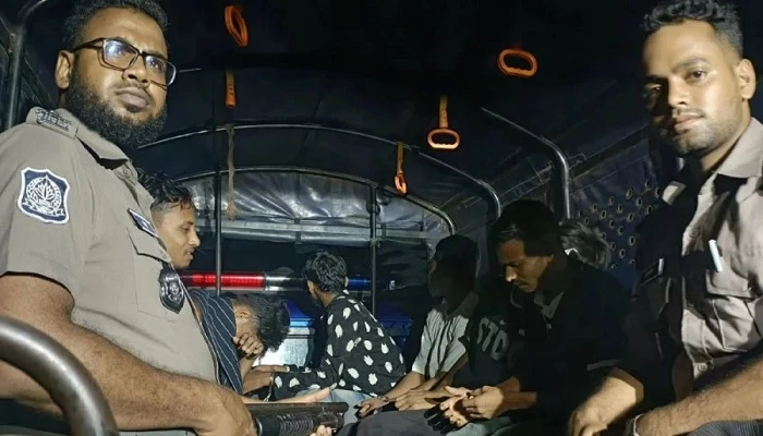 মোহাম্মদপুরে শীর্ষ সন্ত্রাসী ‘কুত্তা ফারুক’সহ গ্রেপ্তার ৭