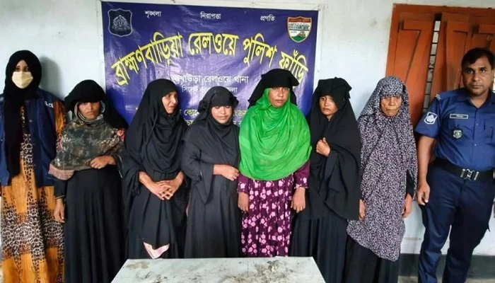 ট্রেনে যাত্রীবেশে করতেন ছিনতাই, ১১ নারী সদস্য গ্রেপ্তার