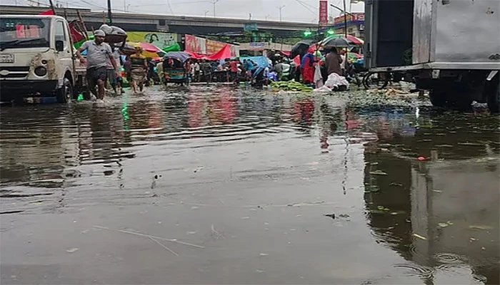 বৃষ্টিতে ঢাকার বিভিন্ন রাস্তায় পানি, পরীক্ষা বন্ধ অনেক স্কুলে