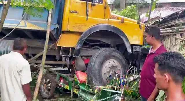 ট্রাকচাপায় মা ও দুই সন্তানসহ ৪জনের প্রাণহানী