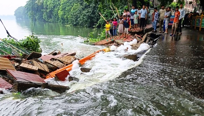 পানির চাপে গুলশান-শাহজাদপুর লিংক রোডে ধস