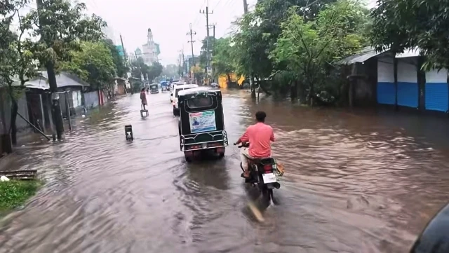 টানা বৃষ্টিতে ডুবছে পাবনা শহর, জলাবদ্ধতায় নাকাল পৌরবাসী