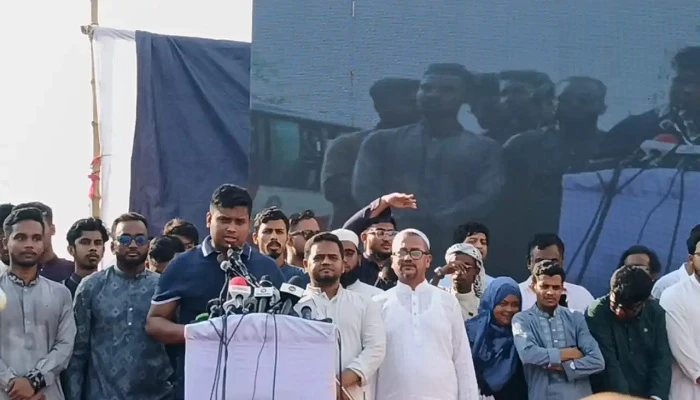 বন্যায় মানুষ কষ্টের মধ্যে, মন্ত্রীরা বিদেশ ভ্রমণ করছেন: হাসনাত