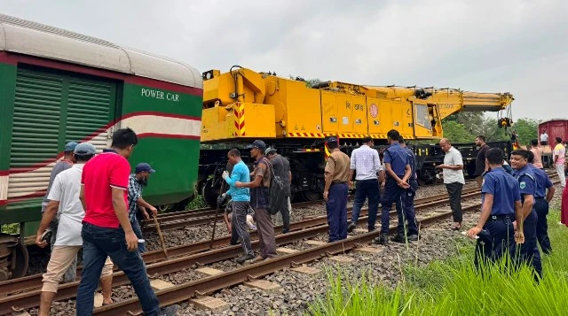 ঈশ্বরদীতে ৬ ঘন্টা পর রেল যোগাযোগ স্বাভাবিক