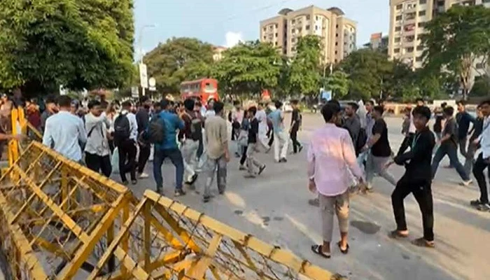 শিক্ষামন্ত্রীর পদত্যাগ দাবিতে সংসদের সামনে শিক্ষার্থীরা