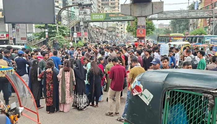 শিক্ষামন্ত্রীর পদত্যাগ দাবিতে শিক্ষার্থীদের বিক্ষোভ