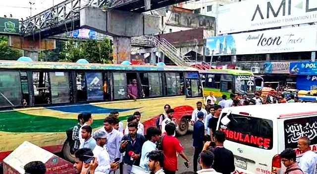 ঢাকার তিন স্পটে এইচএসসি পরীক্ষার্থীদের সড়ক অবরোধ