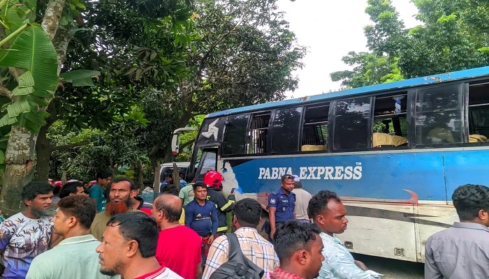পাবনায় লাশবাহী অ্যাম্বুলেন্স-বাস সংঘর্ষে নিহত বেড়ে ৪