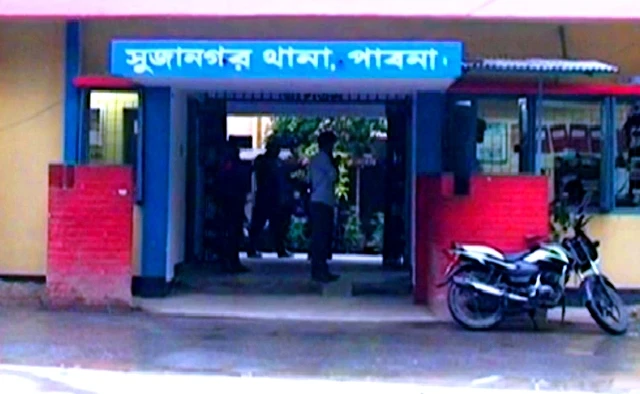 সুজানগরে মাইকে ঘোষণা দিয়ে পুলিশের ওপর হামলা