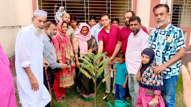সেনবাগ শিক্ষার্থীদের মাঝে গাছের চারা বিতরণ