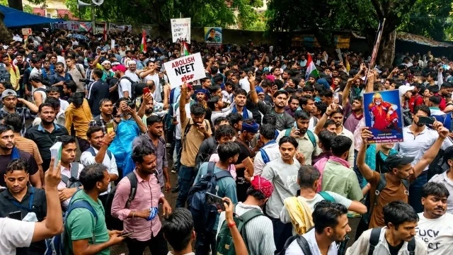 ককরোচ পার্টির ‘চলো সংসদ’ মিছিলে পুলিশের লাঠিচার্জ
