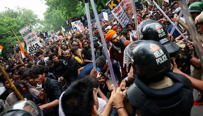 আর সংসদ অভিমুখে মিছিল করবে না ‘ককরোচ পার্টি’