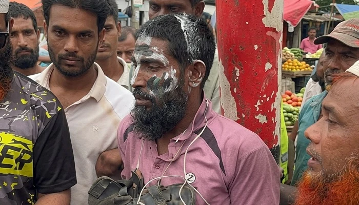 মাদকের টাকা না পেয়ে কোরআনে আগুন