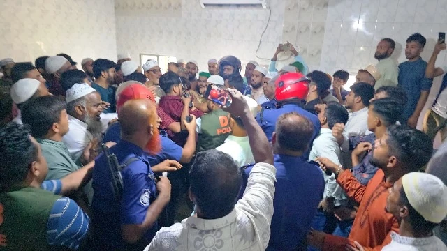 এমপি মোমিনের ইমামতিকে কেন্দ্র করে বিএনপি-জামায়াত হাতাহাতি
