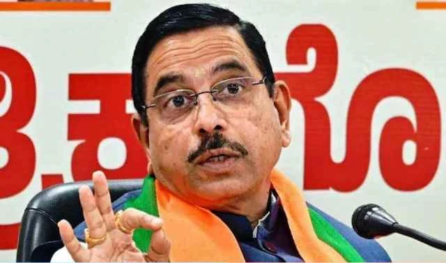 ভারতের নতুন শিক্ষামন্ত্রী কে এই প্রহ্লাদ জোশী
