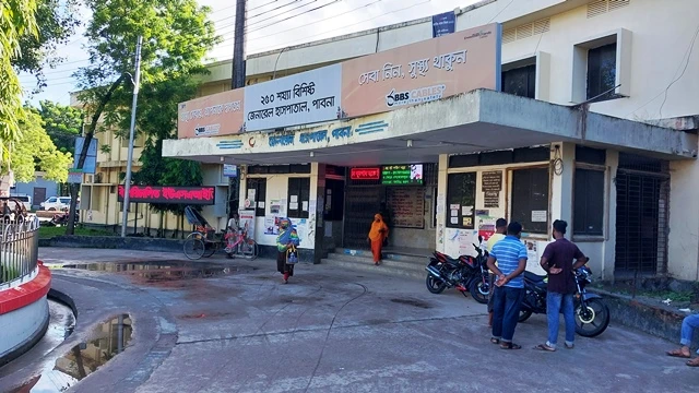 পাবনায় বেওয়ারিশ কুকুরের কামড়ে নারী-শিশুসহ আহত ১১