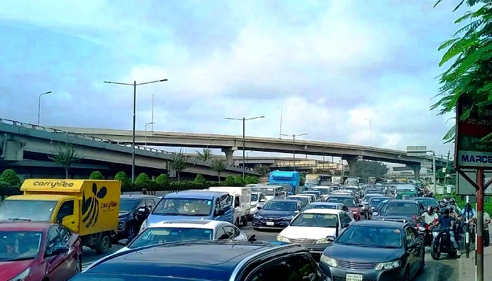 রাজধানীর বিমানবন্দর সড়কে তীব্র যানজট